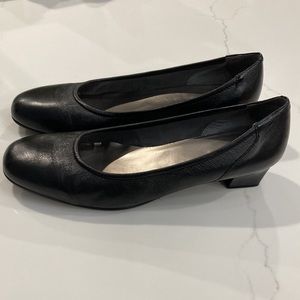 Wide-width, David Tate Leather Pumps